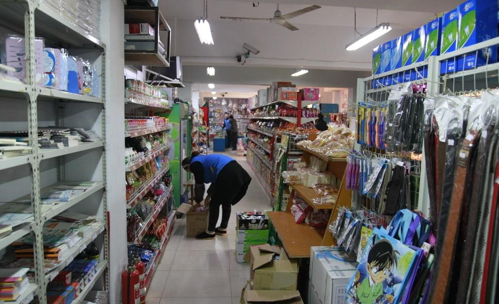 校園小賣鋪 承載幾代人記憶的“時光驛站”，為何在日用品銷售中悄然隱退？